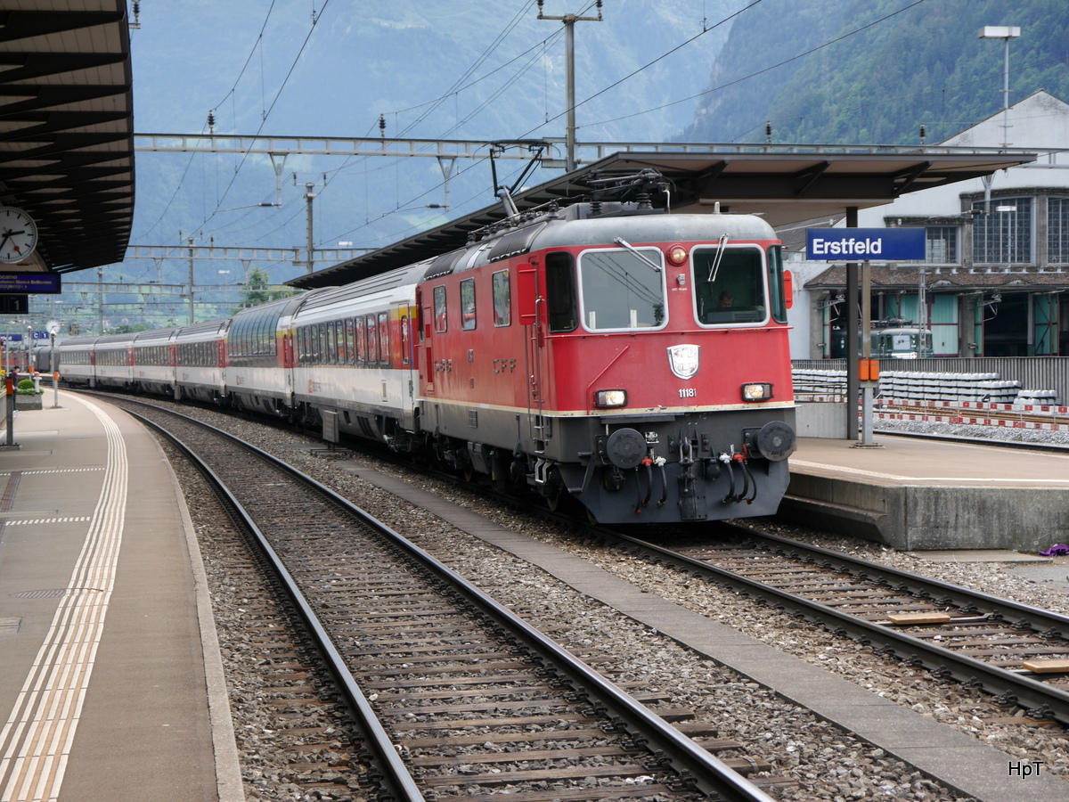 SBB - Re 4/4 11181 vor Personenzug im Bahnhof Erstfeld am 01.08.2015