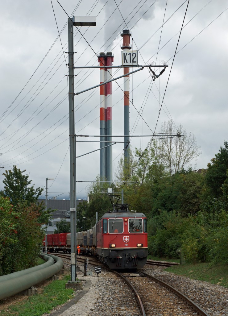 SBB: Re 4/4 11185 mit Kehricht- und Schlackenwagen beim Verlassen der KEBAG EMMENSPITZ Zuchwil am 10. August 2015.
Foto: Walter Ruetsch