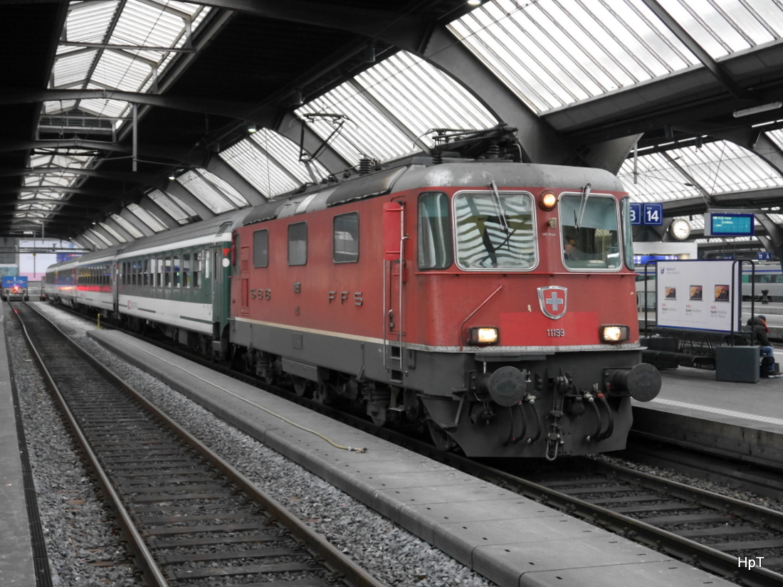 SBB - Re 4/4 11190 mit 4 Personenwagen im HB Zürich am 24.01.2015