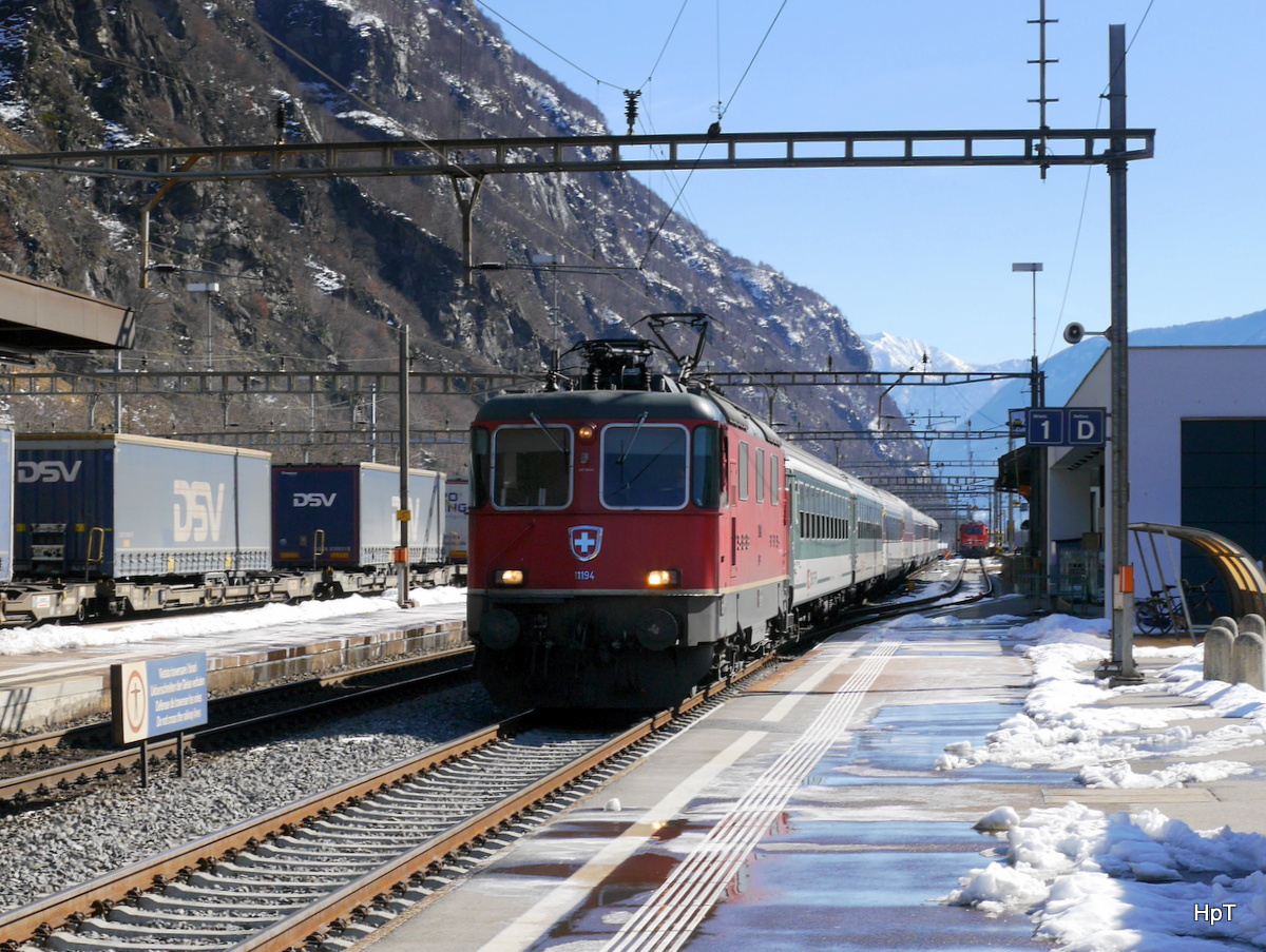 SBB - Re 4/4 11194 mit IR bei der einfahrt im Bahnhof Biasca am 10.03.2016