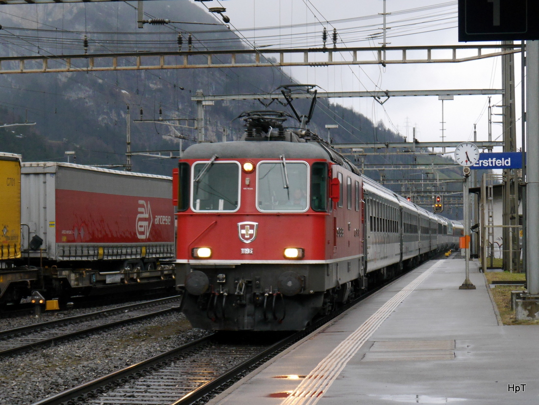 SBB - Re 4/4 11196 mit IR bei der einfahrt im Bahnhof Erstfeld am 27.02.2015