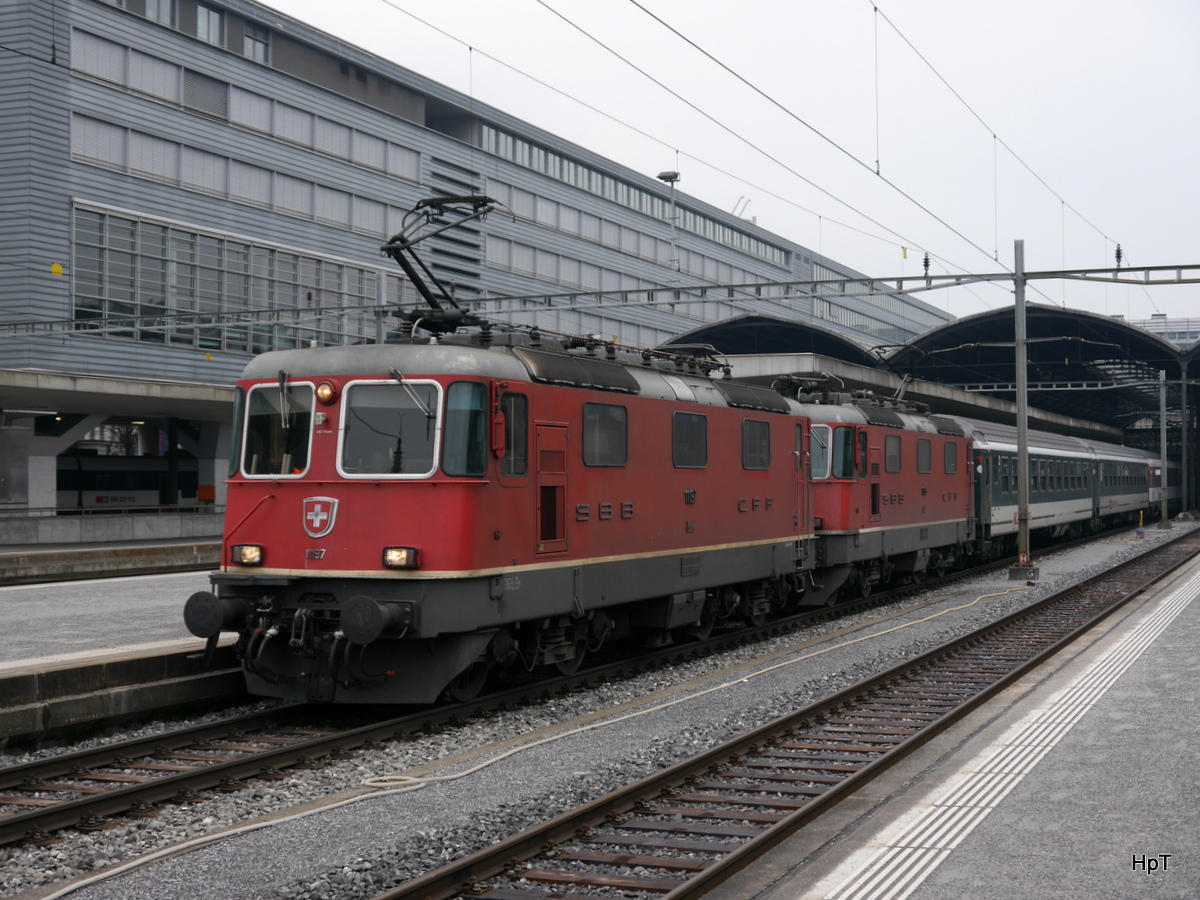 SBB - Re 4/4 11197 und Re 4/4 11195 vor Zug im Bahnhof Luzern am 28.02.2016