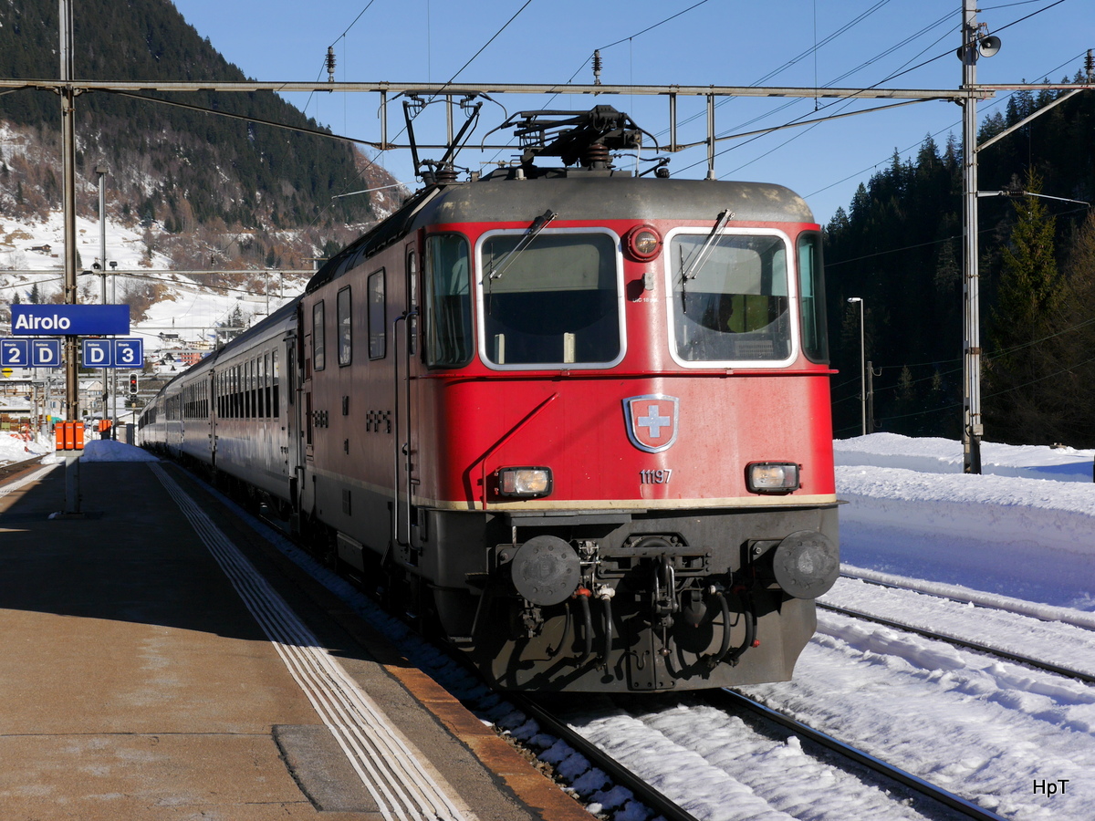 SBB - Re 4/4 11197 mit IR bei der einfahrt im Bahnhof Airolo am 10.03.2016