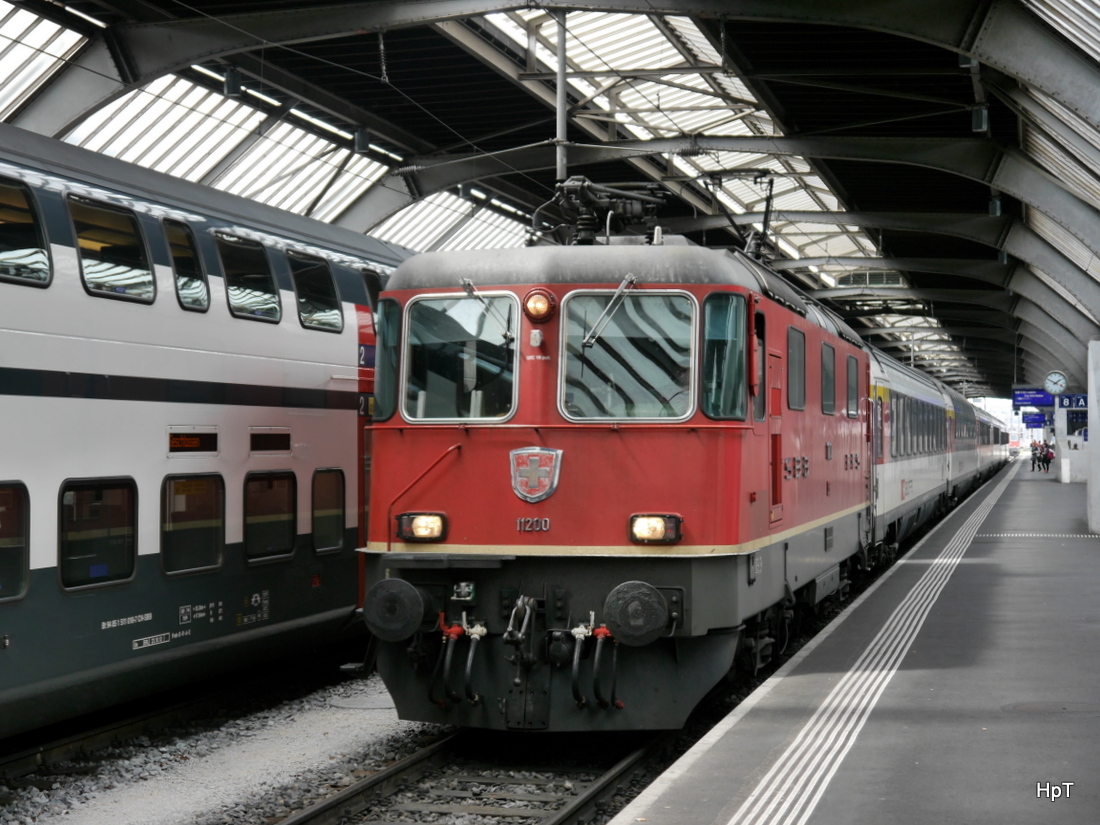 SBB - Re 4/4 11200 mit einfahrendem Zug im HB Zürich am 02.05.2015