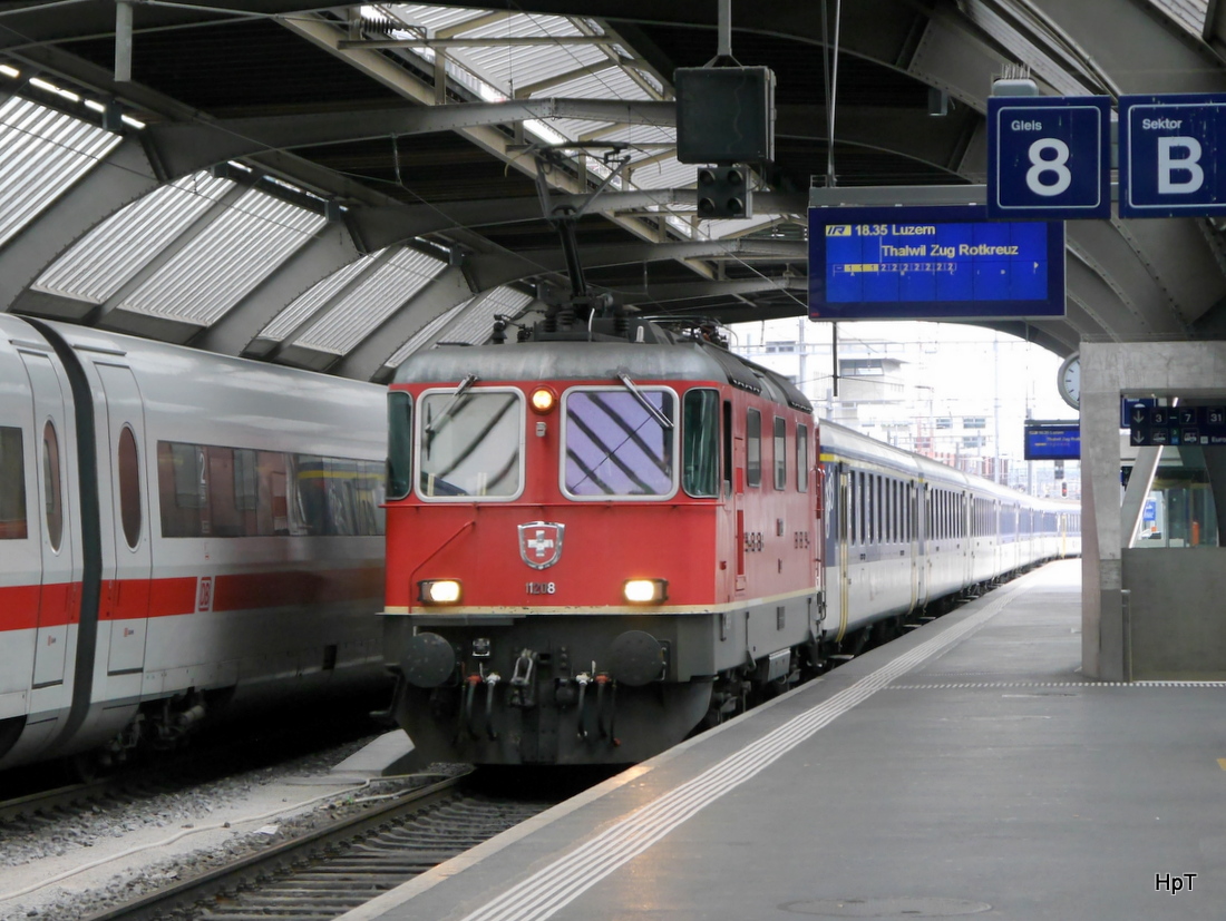 SBB - Re 4/4 11208 mit Ersatzzug bei der einfahrt im HB Zürich am 25.04.2015