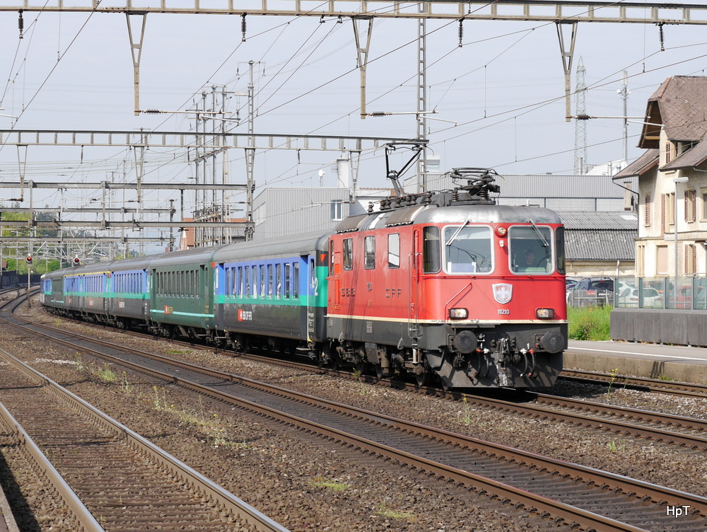 SBB - Re 4/4 11210 mit Ersatzzug bei der durchfahrt im Bahnhof Ruppeerswi lam 25.04.2014