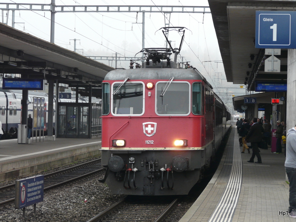 SBB - Re 4/4 11212 mit IR bei der einfahrt im Bahnhof Brugg am 24.10.2013