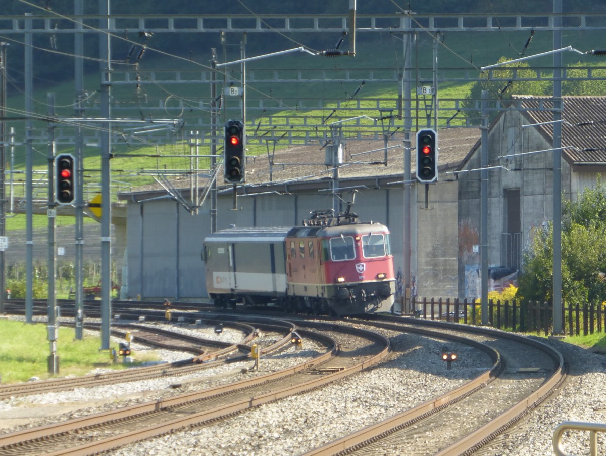 SBB - Re 4/4 11212 mit Gefängnissteuerwagen bei der durchfahrt im Bahnhof Riedtwil am 31.08.2015