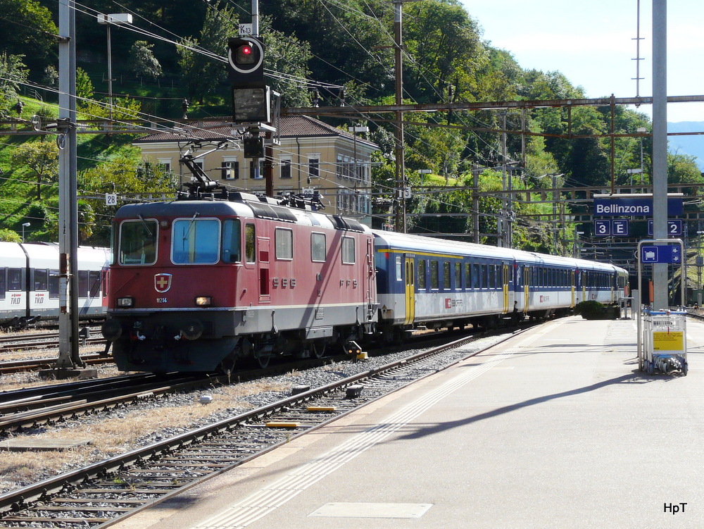 SBB - Re 4/4 11214 mit Regio bei Rangierfahrt im Bahnhof Bellinzona am 18.09.2013