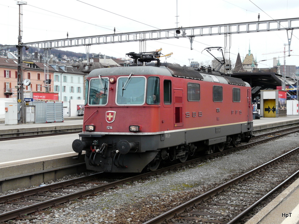 SBB - Re 4/4  11214 bei Rangierfahrt im HB Zürich am 16.02.2014