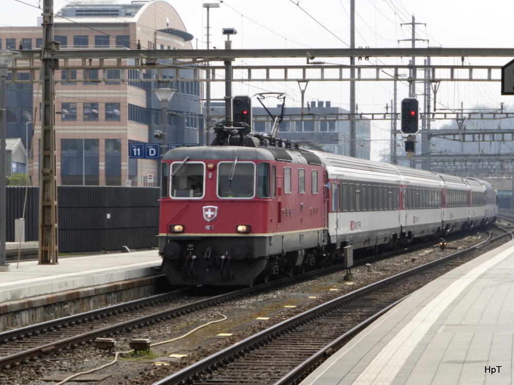 SBB - Re 4/4 11219 unterwegs mit IR bei einfahrt im Bahnhof Olten am 25.03.2014