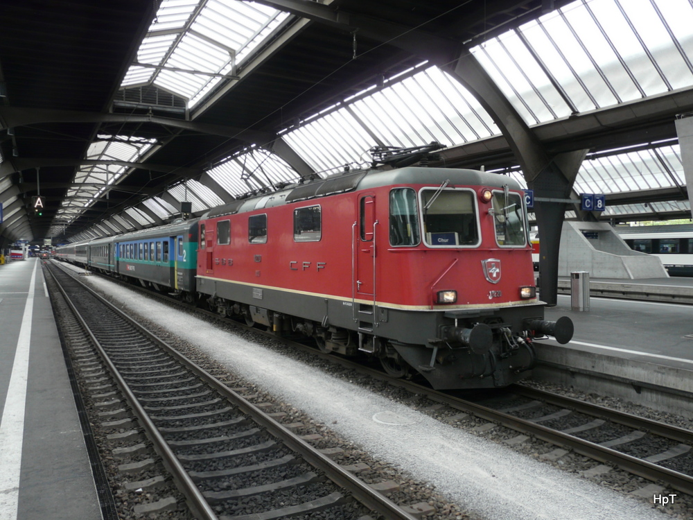 SBB - Re 4/4 11220 mit Schnellzug ins Tessin im HB Zrich am 04.08.2013