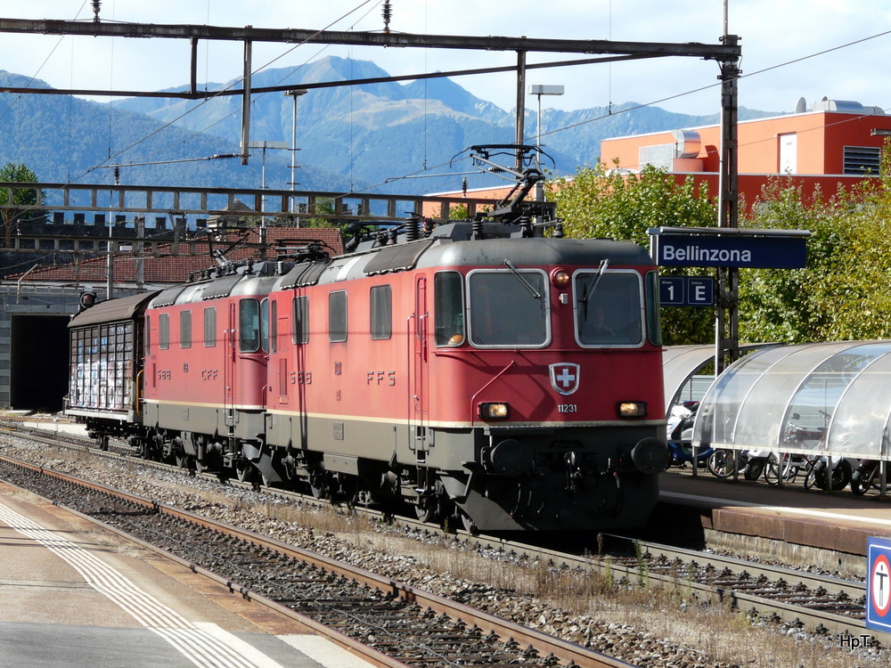 SBB - Re 4/4  11231 mit Re 4/4  11368 und 1 Gterwagen bei der durchfahrt im Bahnhof Bellinzona am 18.09.2013