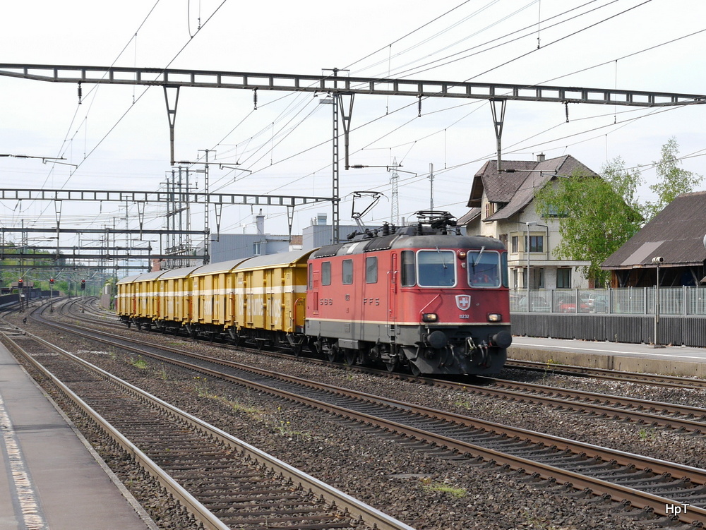 SBB - Re 4/4 11232 mit Postzug unterwegs in Rupperswil am 25.04.2014