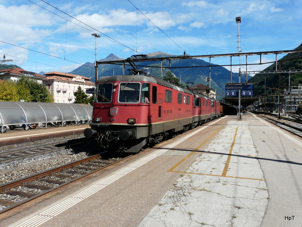 SBB - Re 4/4 11239 mit Re 4/4 11242 mit Re 4/4 11360 mit Gterwagen bei der durchfahrt im Bahnhof Bellinzona am 18.09.2013