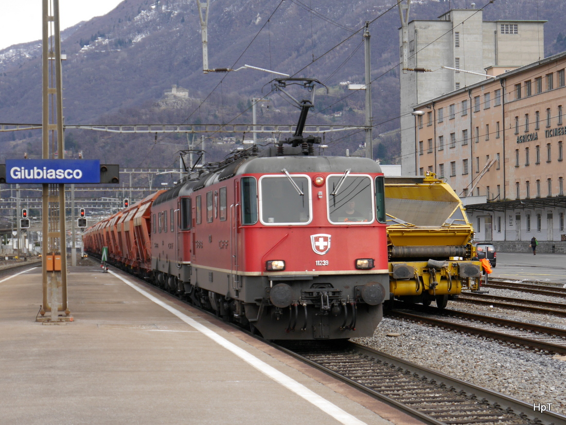 SBB - Re 4/4 11239 mit Re 6/6 11618 vor Güterzug bei der durchfahrt in Giubiasco am 27.02.2015