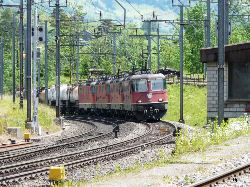 SBB - Re 4/4 11243 und Re 4/4 11254 und Re 4/4 11363 und Re 4/4 11185 vor Güterzug bei der einfahrt im Bahnhof Arth-Goldau am 29.05.2014