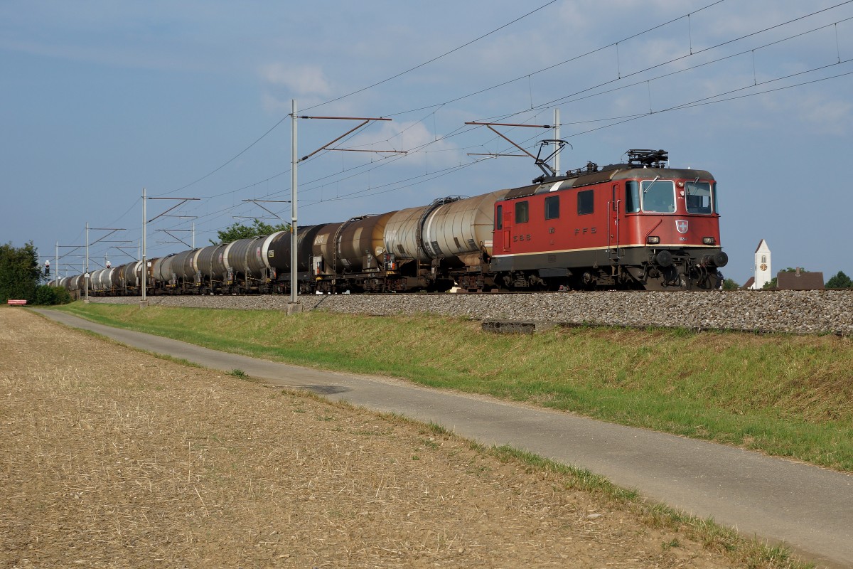 SBB: Re 4/4 11247 mit einem langen Kesselwagenzug bei Niederbipp auf der Fahrt zur Raffinerie de Cressier SA in Cornaux NE am 11. August 2015.
Foto: Walter Ruetsch
