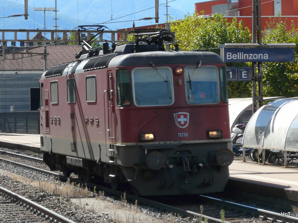SBB - Re 4/4 11250  bei der durchfahrt im Bahnhof Bellinzona am 18.09.2013