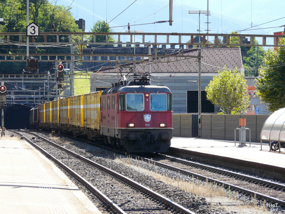 SBB - Re 4/4  11254 mit Postzug bei der durchfahrt im Bahnhof Bellinzona am 18.09.2013