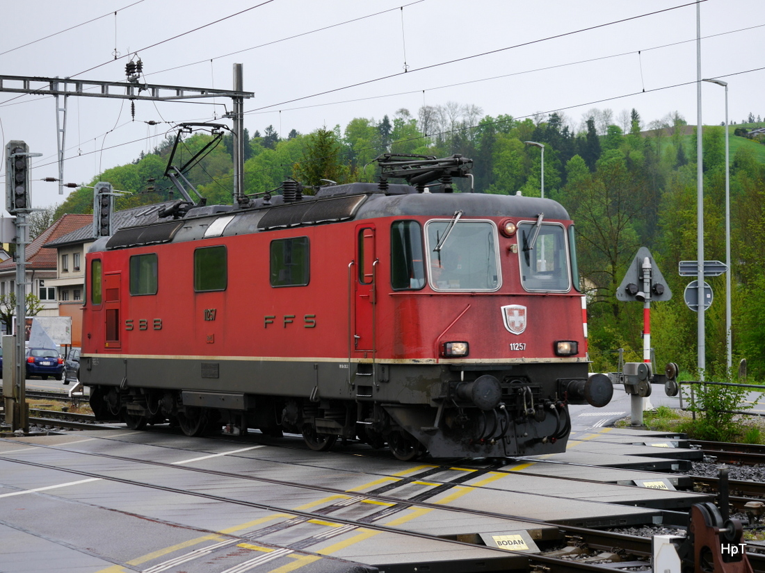 SBB - Re 4/4 11257 auf dem Bahnübergang in Hasle-Rüegsau am  04.05.2015