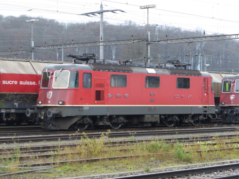 SBB - Re 4/4 11270 im Güterbahnhof Biel am 14.12.2014