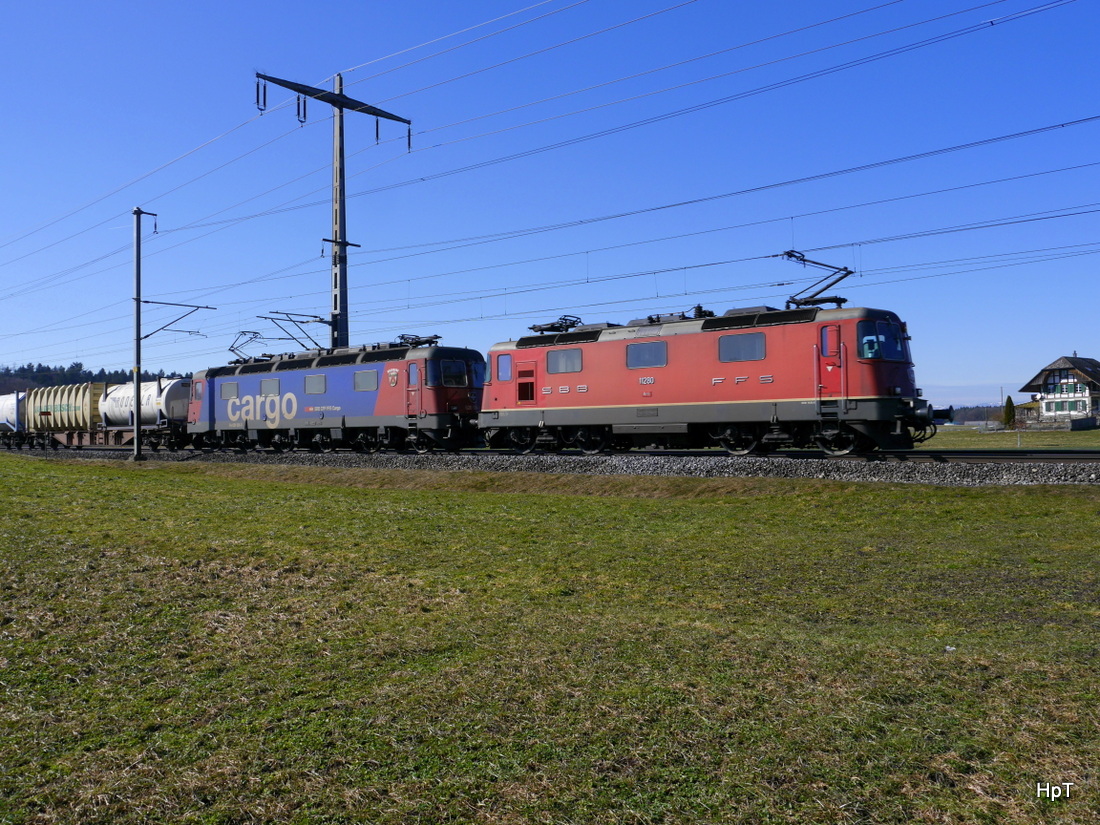 SBB - Re 4/4 11280 mit Re 6/6 620 086-9 vor Güterzug unterwegs bei Lyssach am 26.02.2015