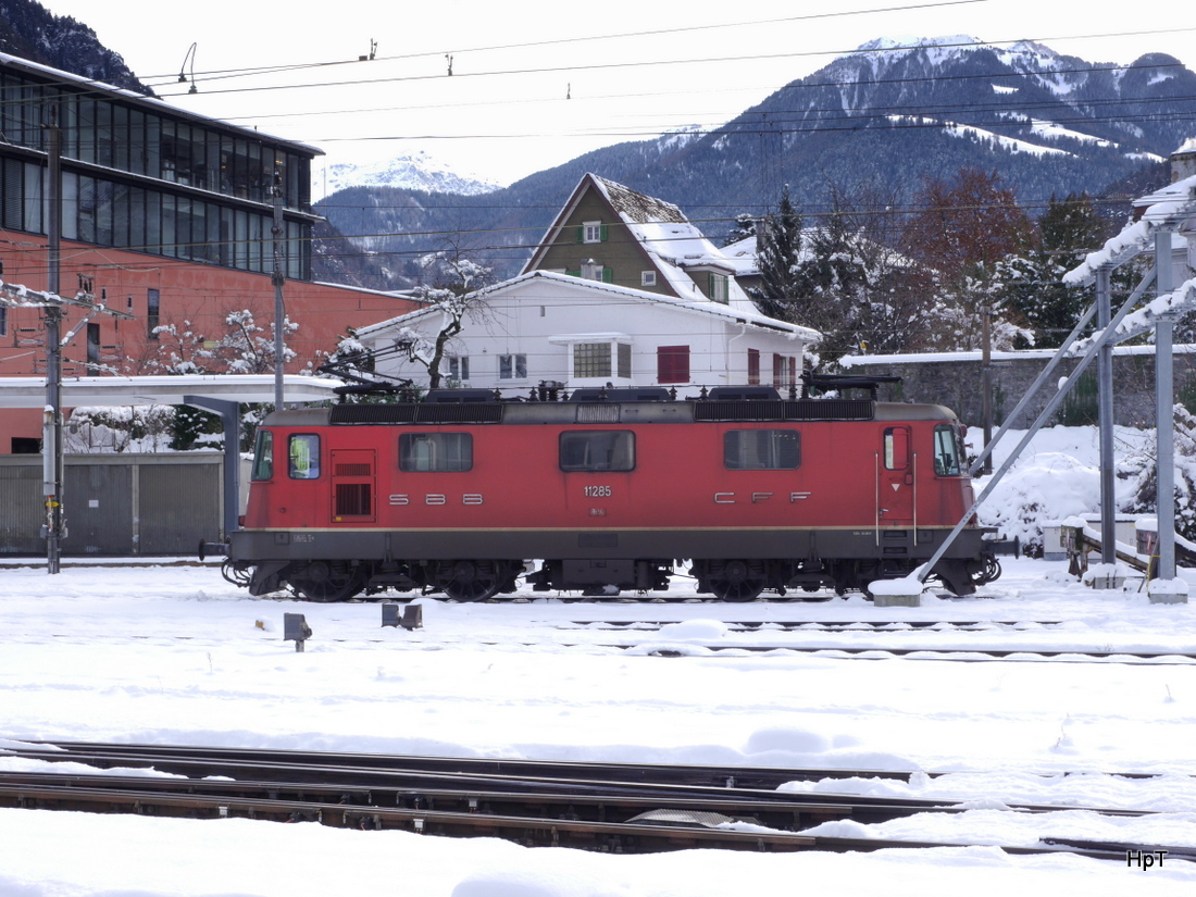 SBB - Re 4/4  11285 abgestellt im Bahnhofsareal in Chur am 02.01.2015