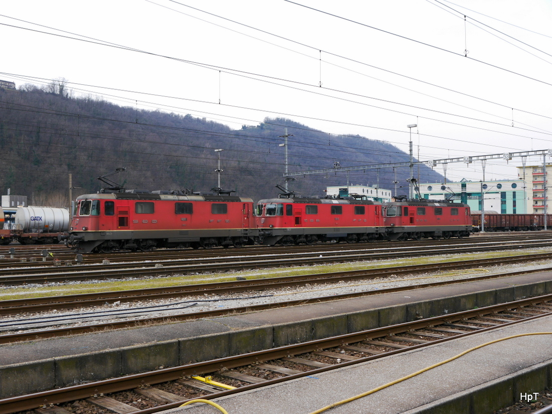 SBB - Re 4/4 11285 und Re 4/4 11243 und Re 4/4 11308 im Bahnhof Chiasso am 27.02.2015
