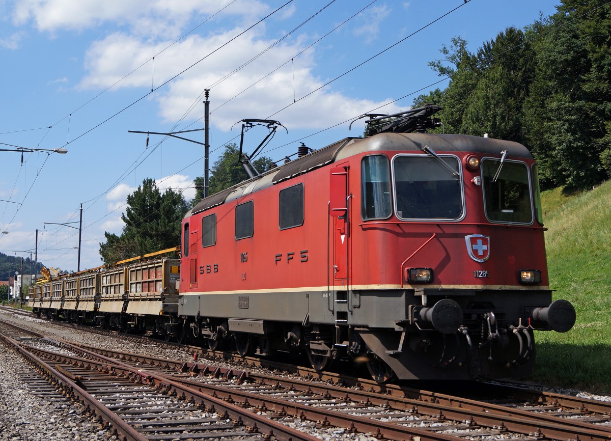 SBB: Re 4/4 11285 mit einem Bauzug bei Menznau am 30. Juli 2015.
Foto: Walter Ruetsch