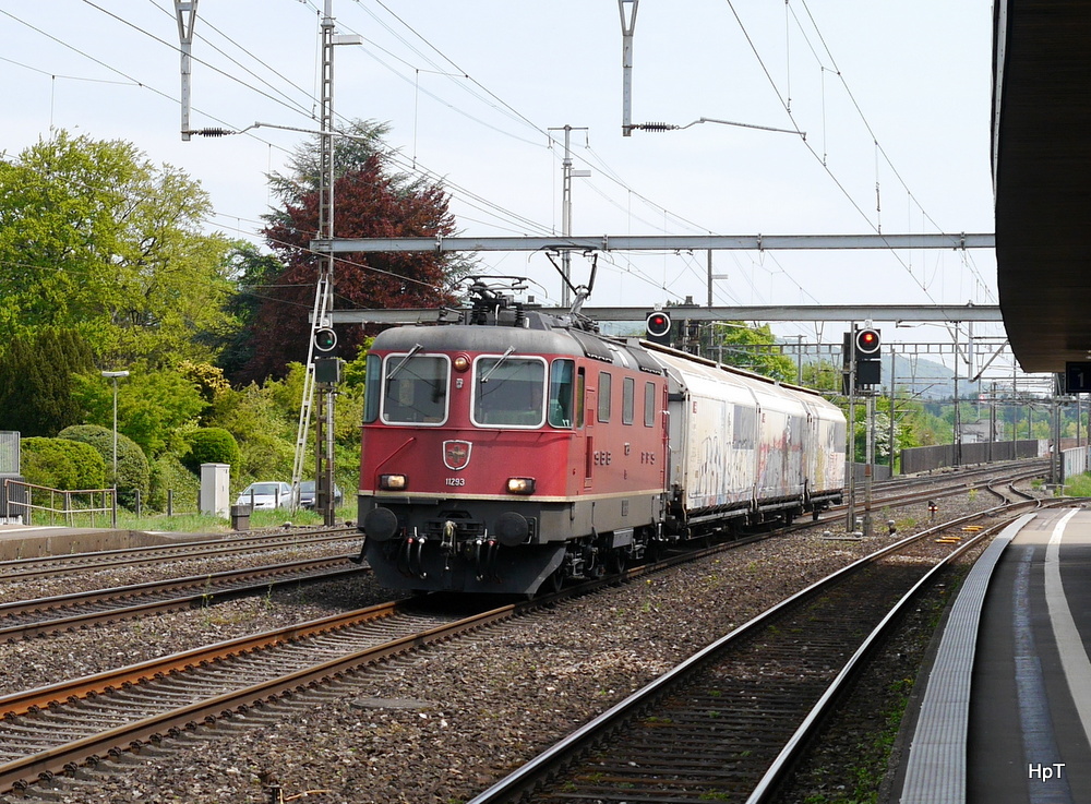SBB - Re 4/4 11293 mit Güterzug bei der durchfahrt im Bahnhof Rupperswil am 25.04.2014
