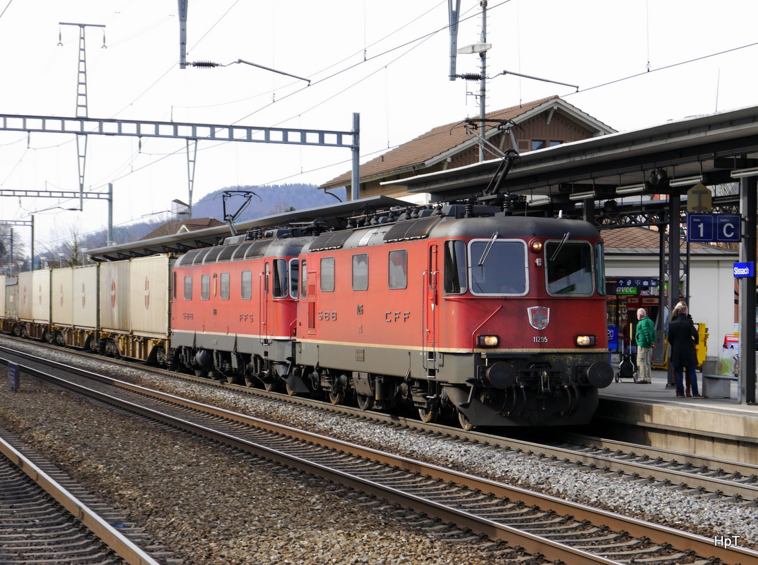 SBB - Re 4/4  11295 und Re 6/6  11603 vor Güterzug bei der durchfahrt in Sissach am 07.03.2015