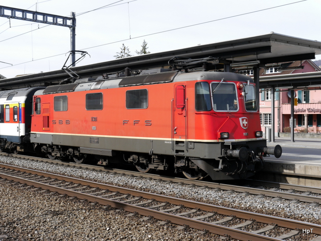 SBB - Re 4/4 11301 im Bahnhof Sissach am 07.03.2015
