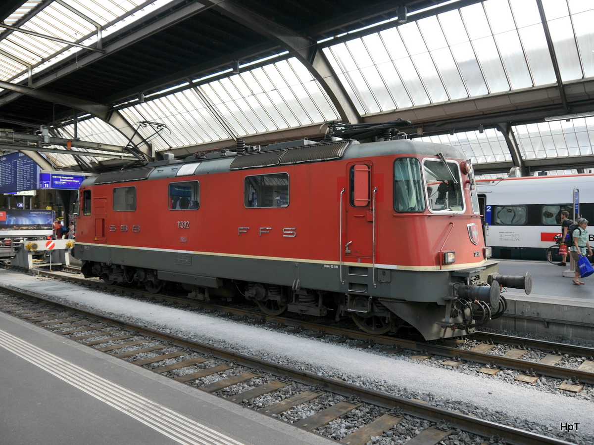 SBB - Re 4/4  11302 im HB Zürich am 12.07.2015