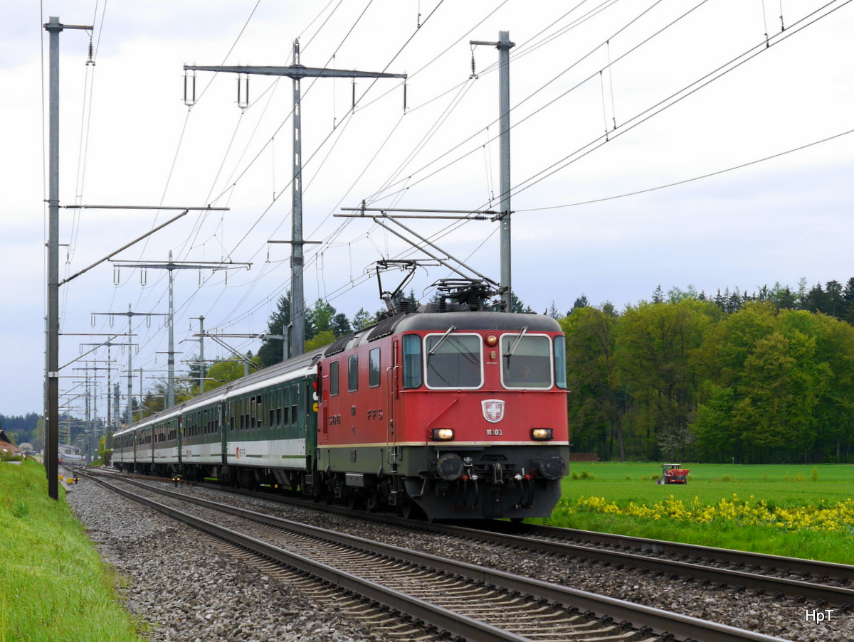SBB - Re 4/4 11303 mit Extrazug unterwegs bei Lyssach am 30.04.2016