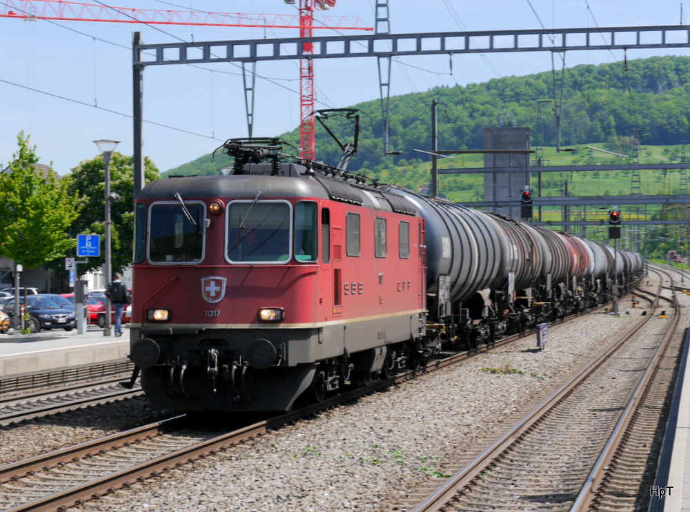 SBB - Re 4/4 11317 vor Güterzug bei der durchfarht in Sissach am 05.05.2014