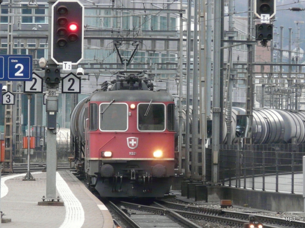 SBB - Re 4/4 11321 vor Güterzug bei der durchfahrt im Bahnhof Olten am 03.01.2013