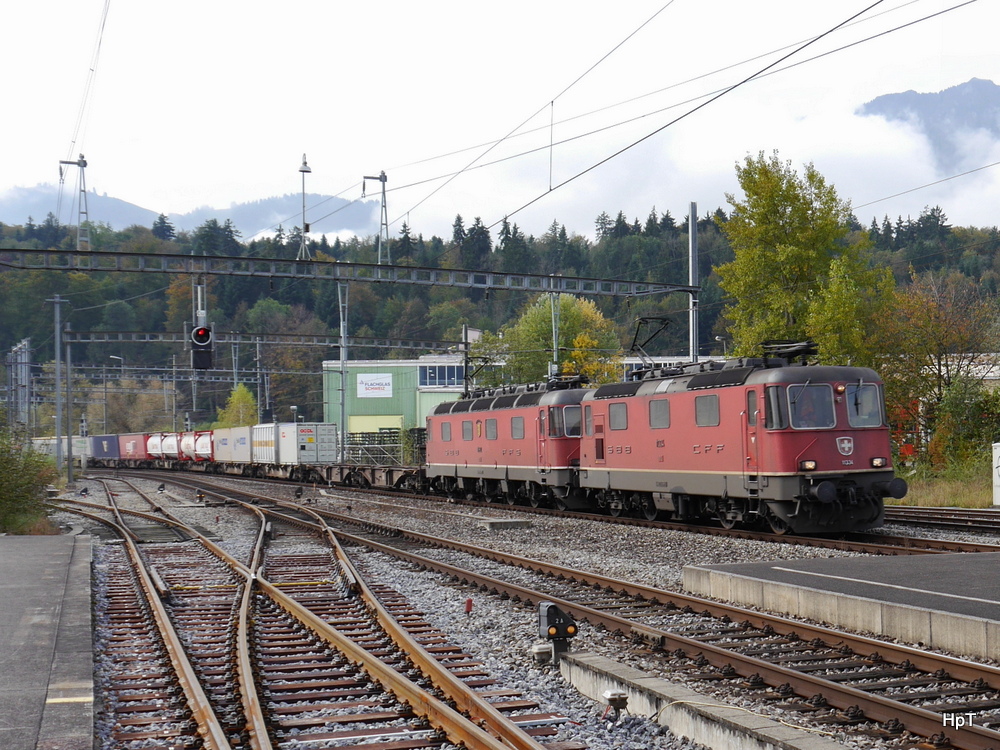 SBB - Re 4/4 11334 und Re 6/6  vor Güterzug bei der durchfahrt im Bahnhof Gwatt am 10.10.2014
