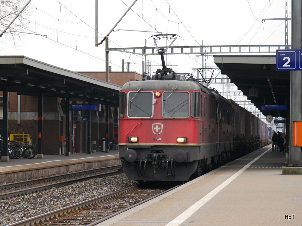 SBB - Re 4/4  11340 mit Re 6/6 116.. vor Güterzug bei durchfahrt im Bahnhof Münsingen am 15.03.2014 