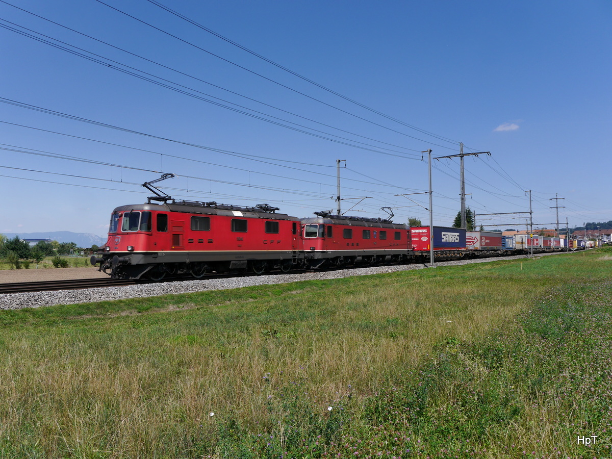 SBB - Re 4/4 11348 mit Re 6/6  11673 mit Güterzug unterwegs bei Lyssach am 22.08.2015