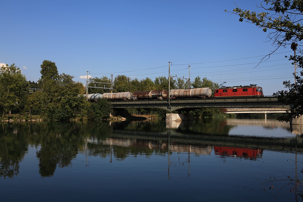 SBB Re 4/4 11353 berquert bei Wangen an der Aare den namensgebenden Fluss, 06.09.2013.
