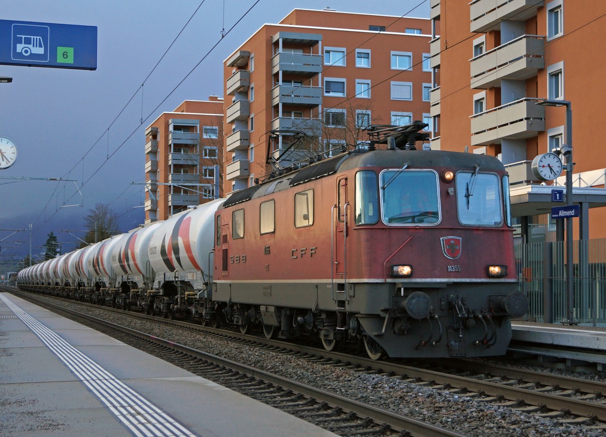 SBB: Re 4/4 11355 mit einem Blockgüterug für HOLCIM beim Passieren des neuen Bahnhofs Solothurn Allmend am 2. März 2015.
Foto: Walter Ruetsch