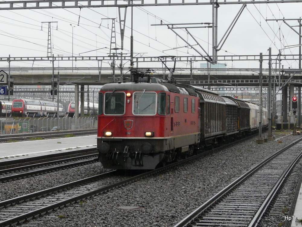 SBB - Re 4/4  11361 vor Gterzug bei der durchfahrt im Bahnhof Zrich Altstetten am 16.09.2013