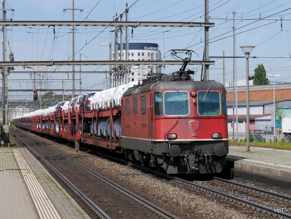 SBB - Re 4/4 11362 vor Güterzug bei der durchfahrt im Bahnhof Prattelen am 05.05.2014
