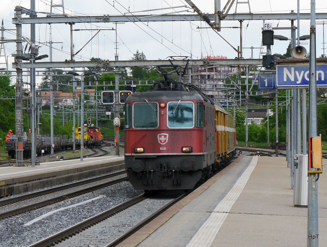 SBB - Re 4/4 11366 vor Postzug bei der durchfahrt im Bahnhof Nyon am 06.05.2015