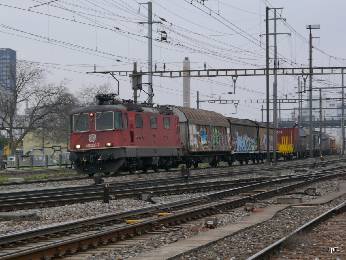 SBB - Re 4/4  420 268-7 vor Güterzug unterwegs in Prattelen am 23.02.2018