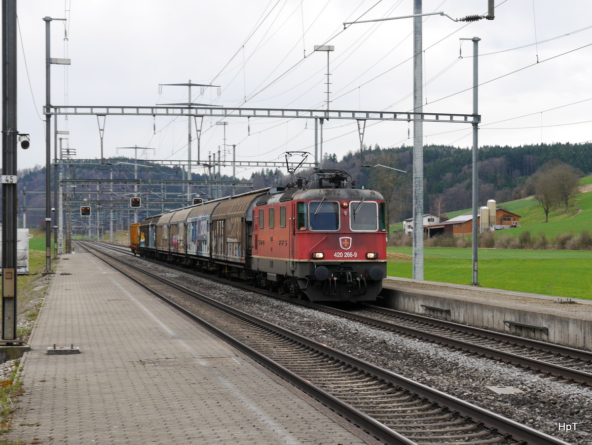 SBB - Re 4/4  420 266-9 vor Güterzug bei der durchfahrt in Riedwil am 03.04.2018