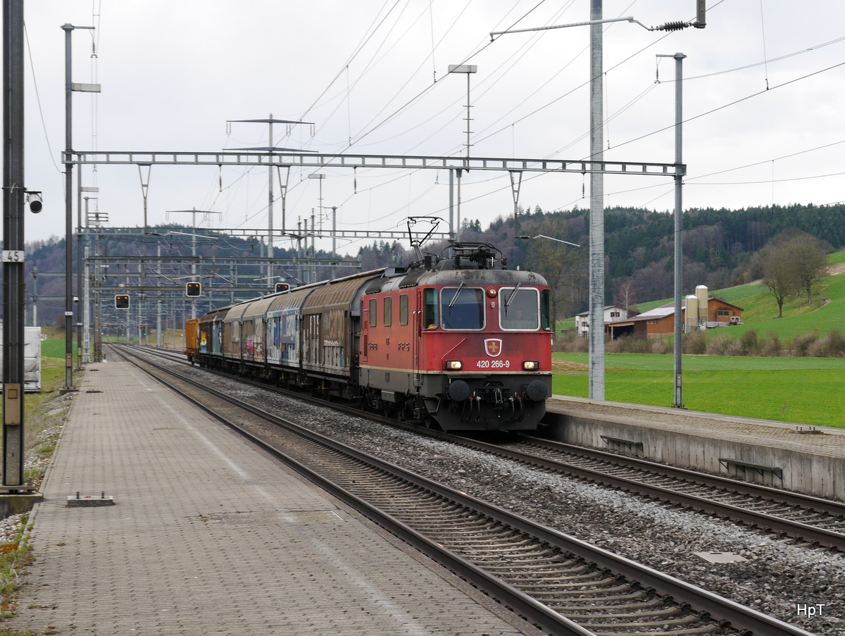 SBB - Re 4/4  420 266-9 vor Güterzug bei der durchfahrt in Riedwil am 03.04.2018