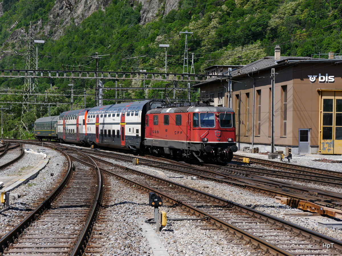 SBB - Re 4/4  420 157-0 mit Test / Messzug bei der einfahrt in den Bahnhof Brig am 18.05.2018