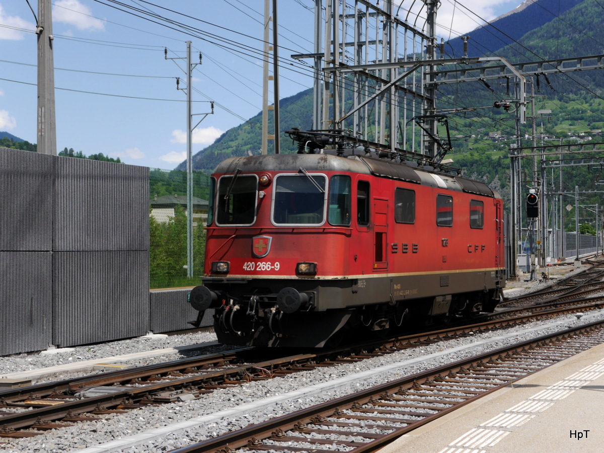 SBB - Re 4/4 420 266-9 als Lokfahrt im Bahnhof Brig am 18.05.2018